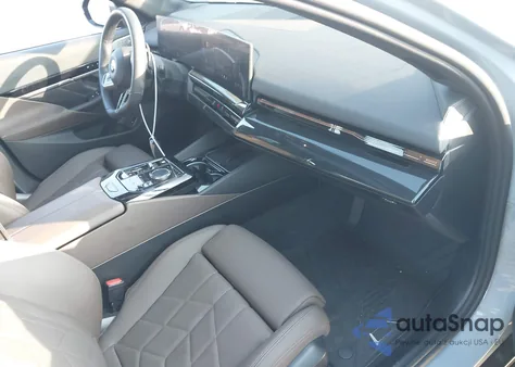 2025 BMW 530I xDrive z USA, uszkodzony, nr VIN WBA53FJ09SCU17582